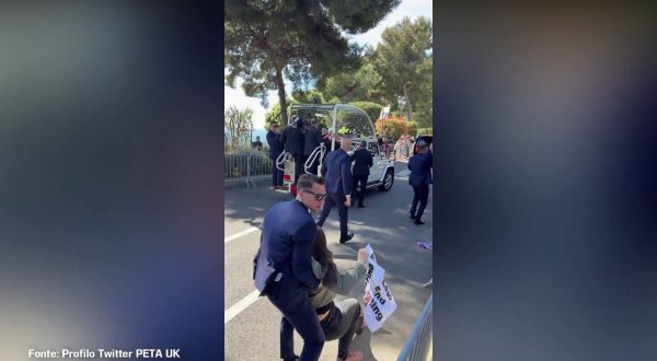 Attiviste Peta bloccano papamobile a Monaco per protesta contro le corride
