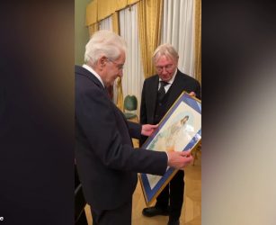 Mattarella incontra il disegnatore Milo Manara al Museo Maffeiano
