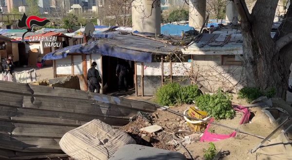 Blitz dei Carabinieri in campo nomadi a Napoli, sequestri e proteste