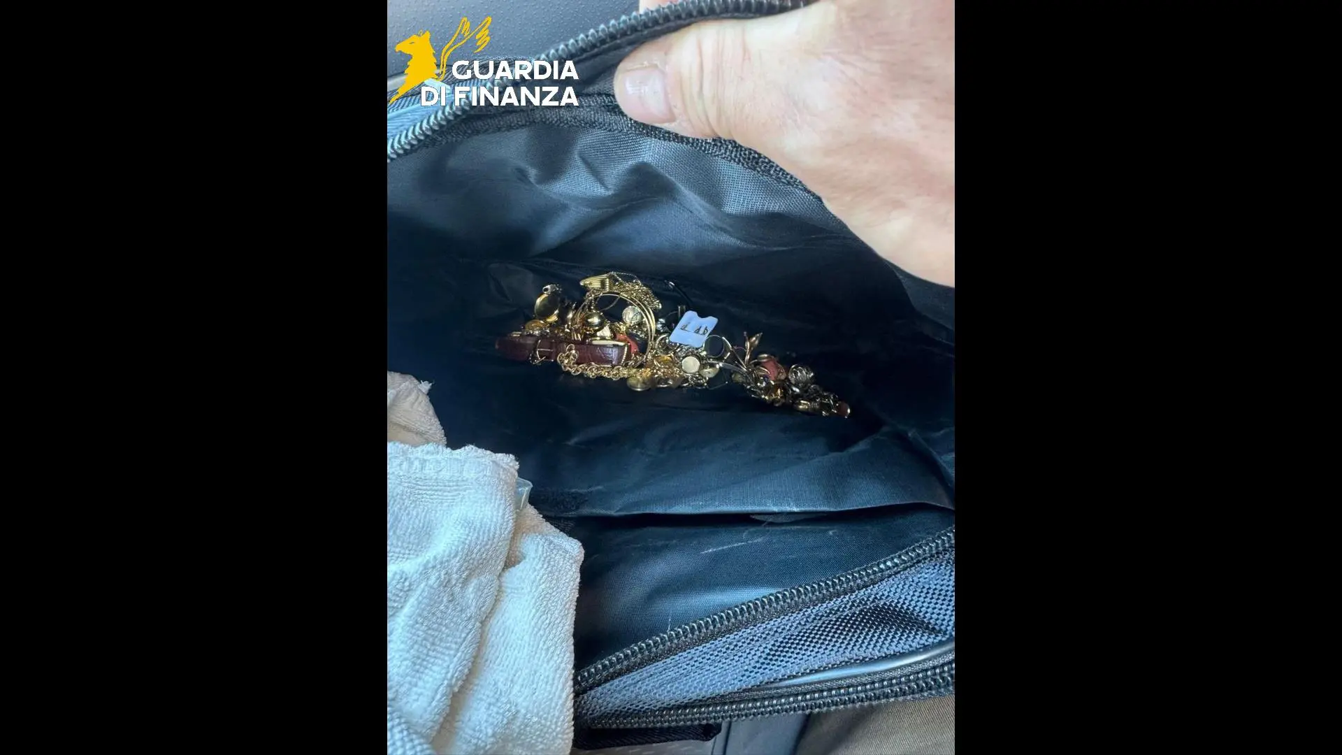 A Palermo sventata una truffa ai danni di un’anziana, arrestato un 33enne e recuperati i gioielli dal valore di 40 mila euro