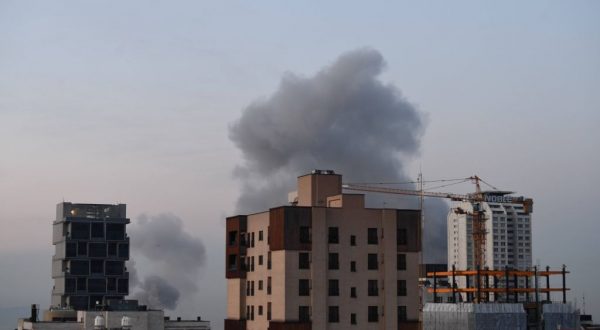 Esplosioni a Teheran e in altre città dell’Iran, risposta missilistica su Tel Aviv