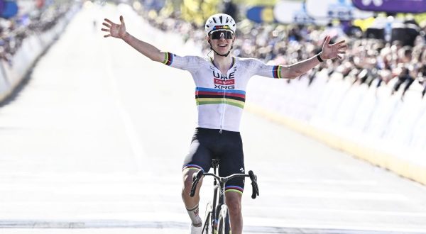 Pogacar vince il Giro delle Fiandre, Van der Poel ed Evenepoel sul podio