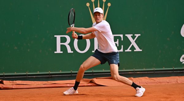 Esordio convincente per Sinner a Montecarlo, avanti Berrettini, fuori Darderi