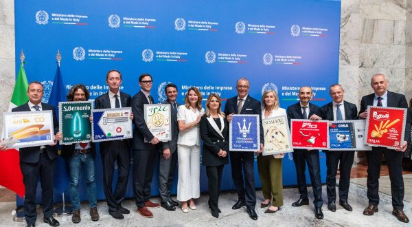 Un francobollo speciale per celebrare il centenario del Tridente Maserati