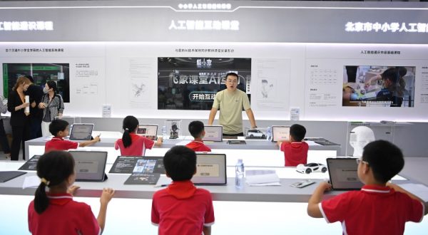 La Cina accelera sul digitale e introduce l’IA nelle scuole