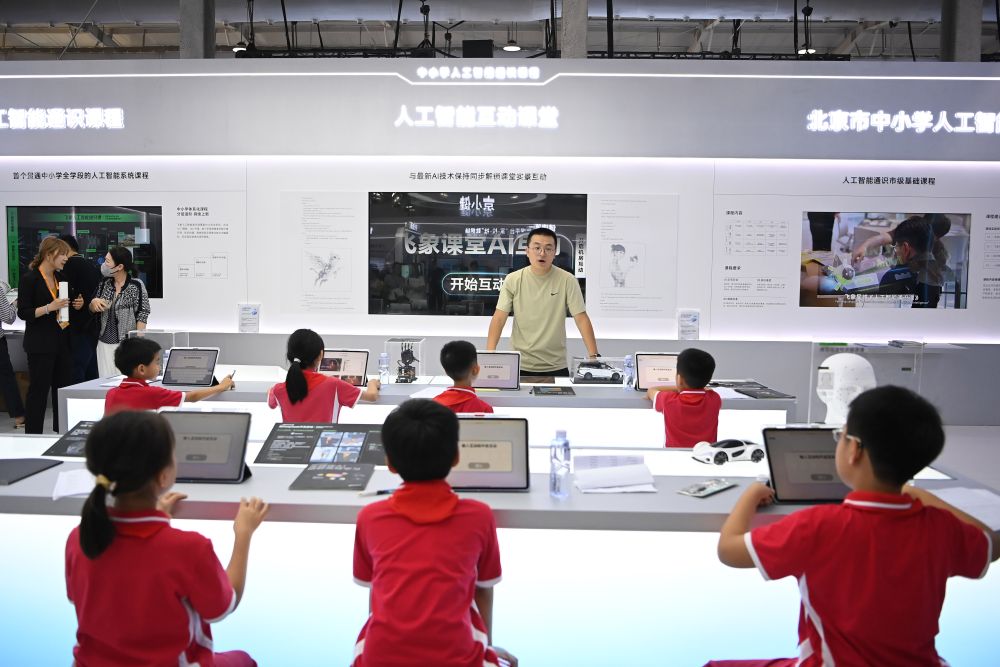 La Cina accelera sul digitale e introduce l&rsquo;IA nelle scuole