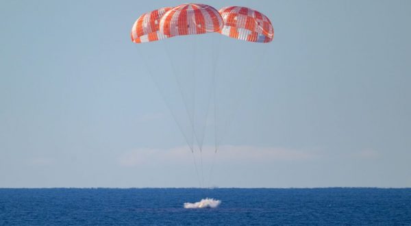 Artemis 2 missione compiuta, Orion è tornata sulla Terra