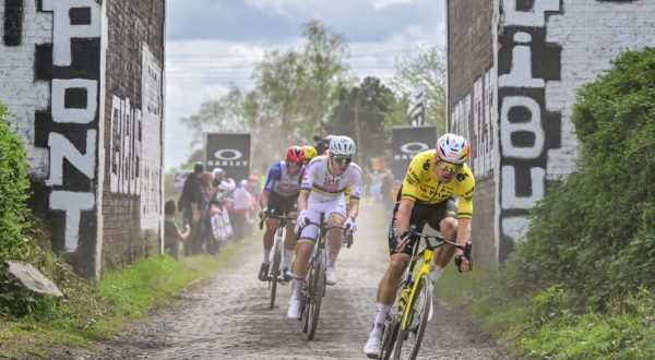 La Parigi-Roubaix a Wout Van Aert, battuto in volata Tadej Pogacar