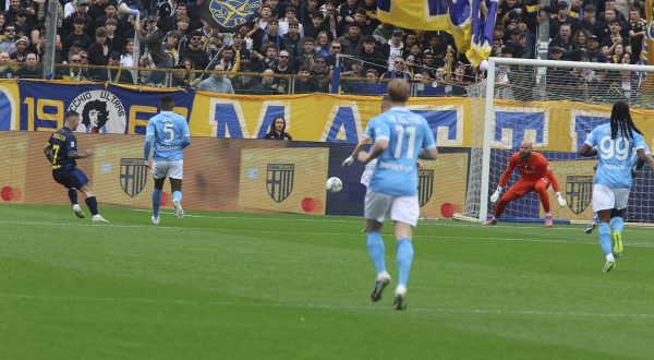 Il Parma rallenta la rincorsa del Napoli, al Tardini finisce 1-1