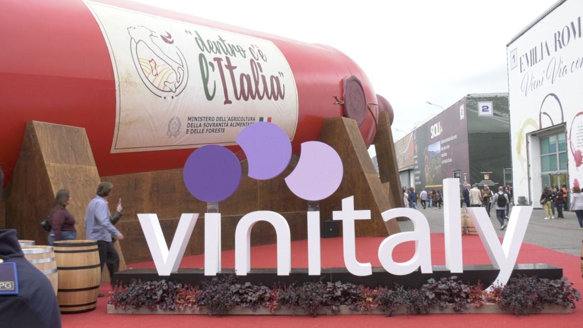 Vinitaly, Lollobrigida &ldquo;Il vino racconta i nostri territori&rdquo;