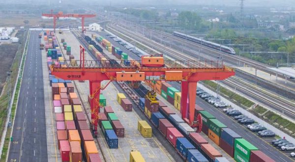 Cina, commercio estero in aumento del 15% nel primo trimestre