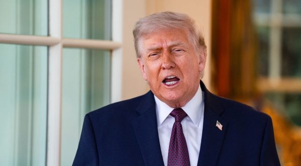 Trump “Qualcuno può dire a Papa Leone che l’Iran ha ucciso 42.000 manifestannti”