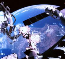 Cina, gli astronauti della Shenzhou-21 impegnati in attivit&agrave; extraveicolari