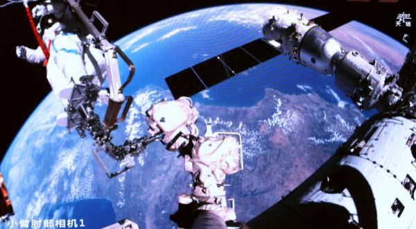 Cina, gli astronauti della Shenzhou-21 impegnati in attività extraveicolari