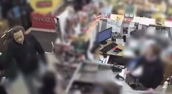 Rapinatore con maschera in silicone incastrato da dipendente, arrestato a Roma