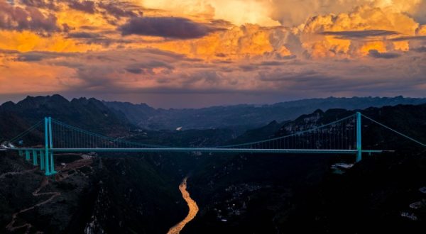 Cina, il ponte del Grand Canyon di Huajiang entra nel Guiness dei primati