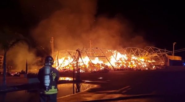 Incendio nella notte a Santa Croce Camerina, nessun coinvolto
