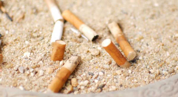 Spiagge italiane, boom di mozziconi e plastica