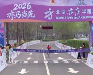 Il robot "Lightning" vince la mezza maratona "Beijing E-Town"