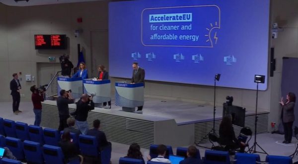 La Commissione Ue vara il piano contro il caro energia