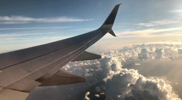 Trasporto aereo in crescita a febbraio, ma pesano le tensioni