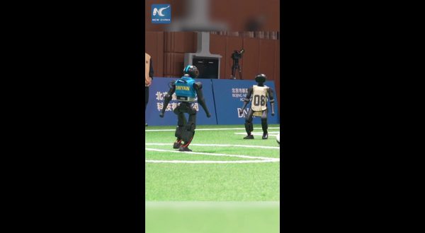 Cina, robot programmati da studenti delle scuole medie giocano a calcio