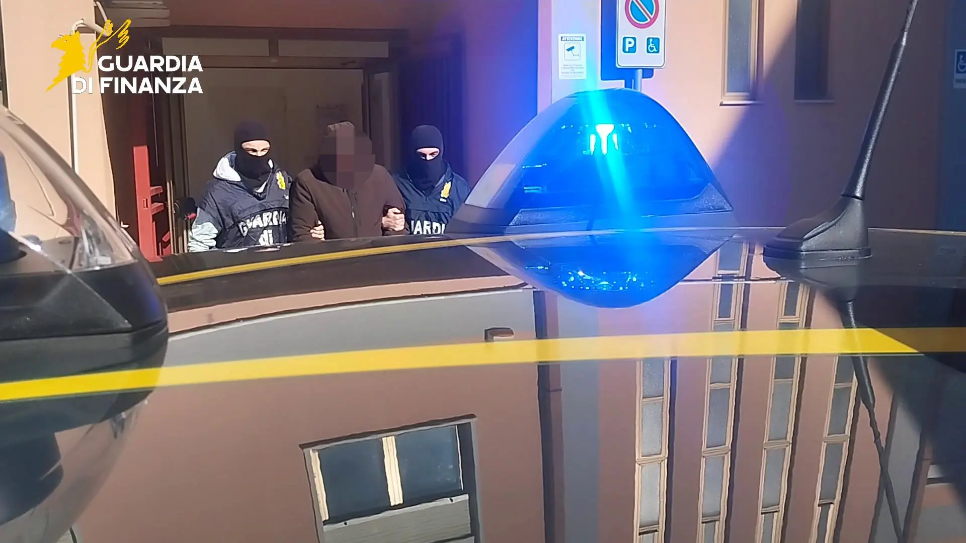 Vendevano droga sui social e spedivano in tutta Italia con base tra Caltanissetta e Napoli, due arresti