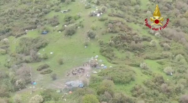 Frane nel Messinese, 50 persone bloccate nei boschi a San Fratello: le immagini