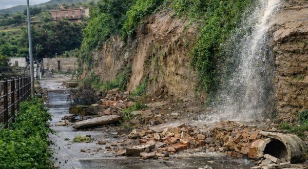 Maltempo, frane nel Messinese: 50 persone bloccate nei boschi / Video