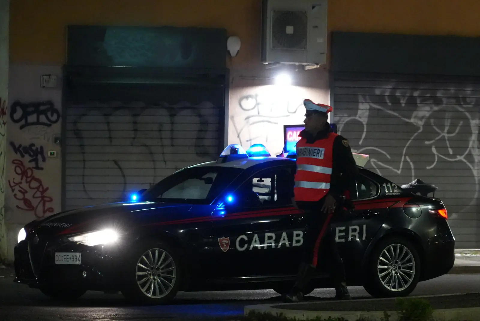 Colpo allo spaccio a Palermo, droga e armi improprie sequestrate: due arresti