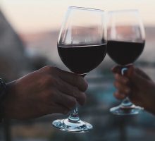 Vino, i rossi tornano protagonisti tra la generazione Z