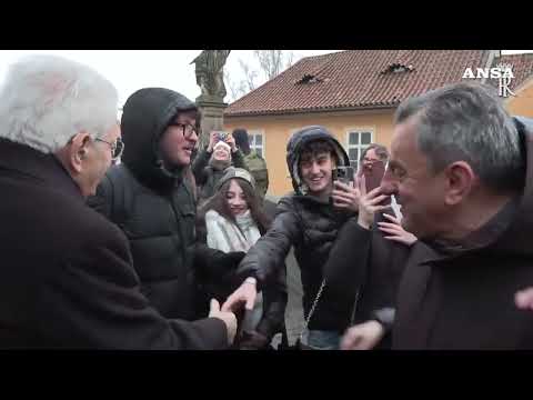 Mattarella a Praga sotto la neve, l’entusiamo degli studenti italiani #ansa #news