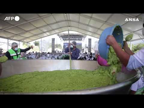 Maxi guacamole per sfidare il Guinness World Record a Tancitaro, in Messico#ansa #news