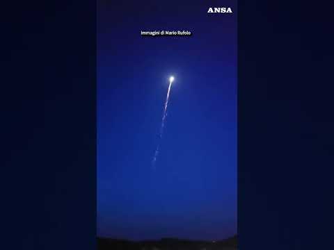 Scia luminosa all’alba nei cieli di Campania e Puglia #news #ansa