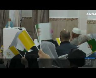 Il Papa in Algeria, il monito: "Dio straziato dalle guerre, non sta con i prepotenti"#ansa #news