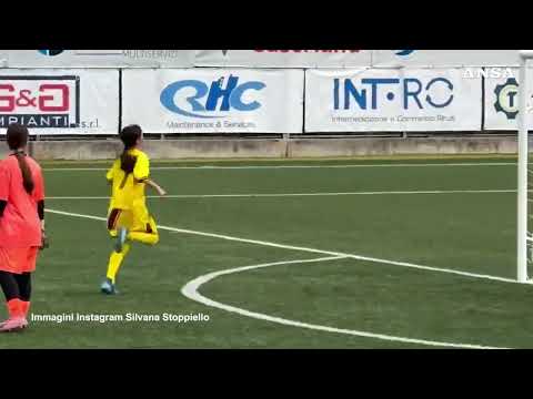 La giovane Maria fa gol e corre a baciare la foto dell’allenatore morto #ansa #news