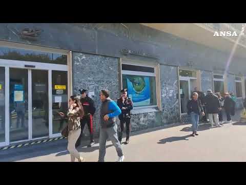 Caccia all’uomo dopo la rapina con ostaggi in banca a Napoli #ansa #news