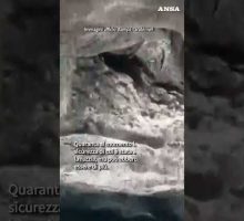 Rapina in banca a Napoli: ecco il tunnel scavato sotto il caveau #ansa #news