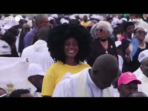 Migliaia di persone radunate in Angola per ascoltare la messa di Papa Leone#ansa #news
