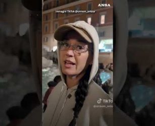 Katy Perry senza monetine, a Fontana di Trevi "usa" la carta di credito #ansa #news