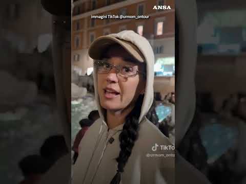 Katy Perry senza monetine, a Fontana di Trevi "usa" la carta di credito #ansa #news