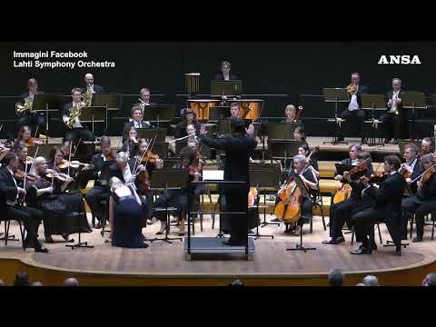 Finlandia, violino da un milione di dollari vola a terra durante un concerto#ansa #news