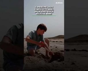 Il principe Louis compie otto anni, in un video gioca felice al mare #ansa #news