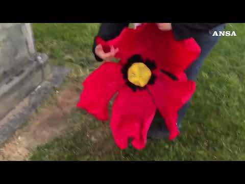 25 aprile, a Torino Extinction Rebellion copre le statue di Giulio Cesare e Augusto#ansa #news