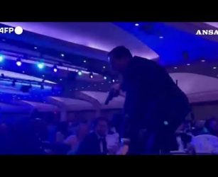 Spari al gala dei corrispondenti della Casa Bianca, Trump portato in salvo#ansa #news