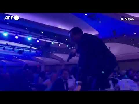 Spari al gala dei corrispondenti della Casa Bianca, Trump portato in salvo#ansa #news