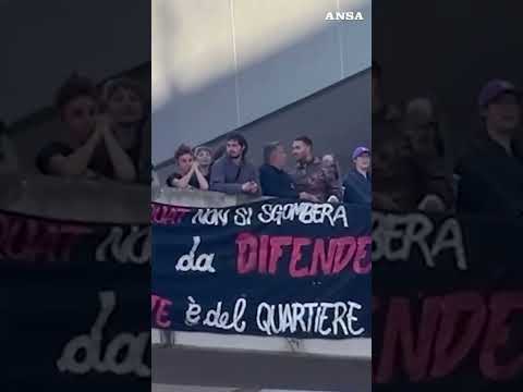 Sgomberato a Roma il Laurentino 38, gli attivisti sul tetto del centro sociale #ansa #news