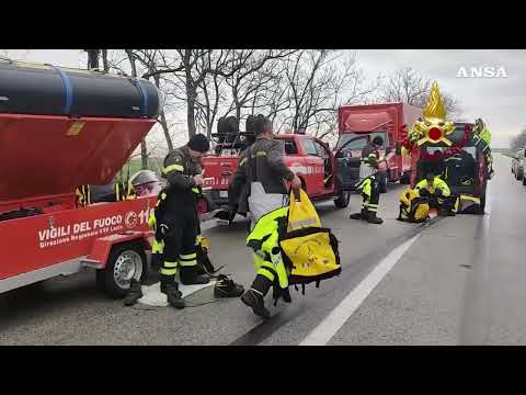 Continuano le ricerche dell’auto caduta dopo il crollo del ponte sul fiume Trigno #ansa #news