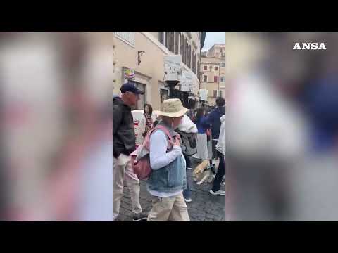 Tre gattini in rosa rubano la scena alla Fontana di Trevi#ansa #news
