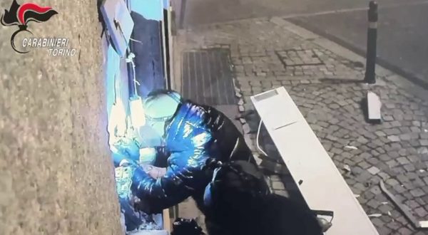 Assalto a uno sportello ATM con esplosivo nel Torinese, 3 arresti e 2 denunce